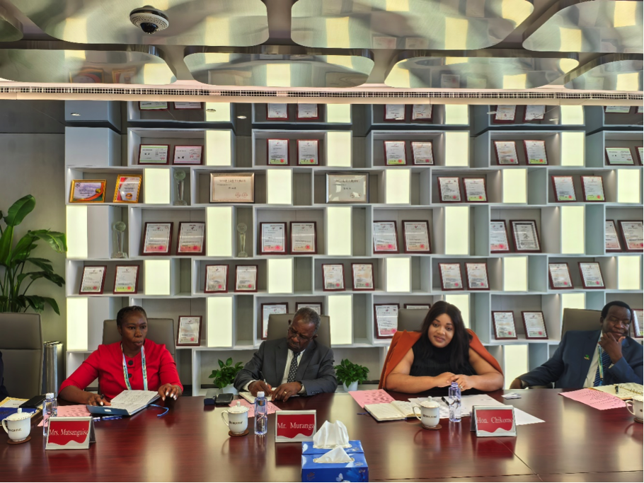 津巴布韦副外长到访乐天使资源集团总部