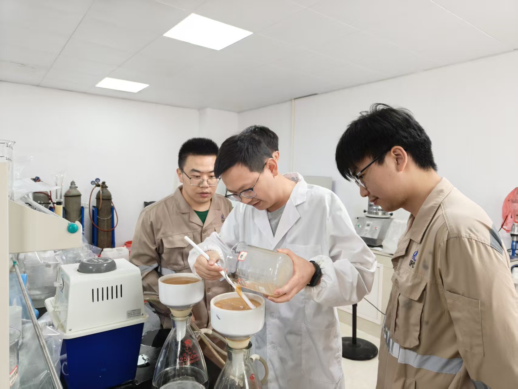 扎根锂业，攻坚路上让“锂”想花开｜乐天使锂业研发部90后工程师徐苗